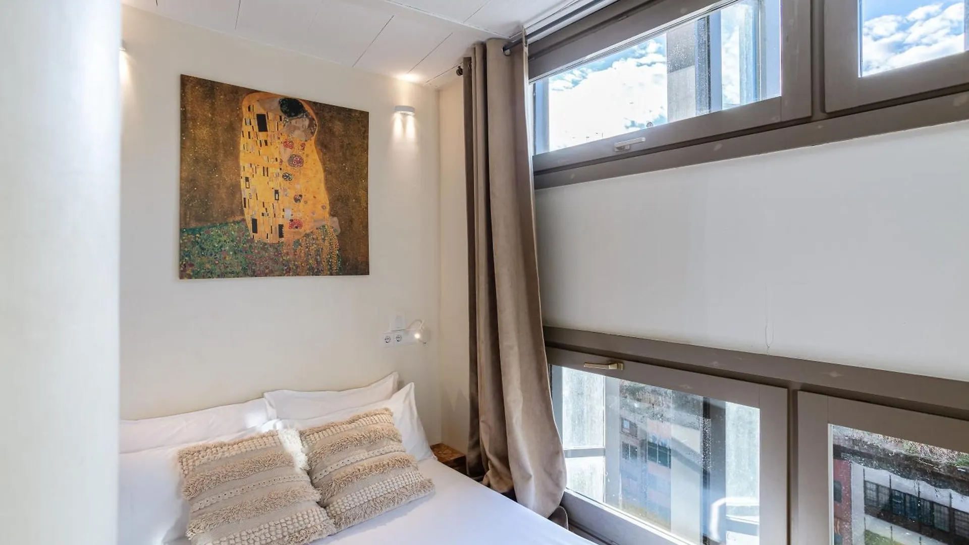 Apt 2 Romero Girona 0*,  Spain