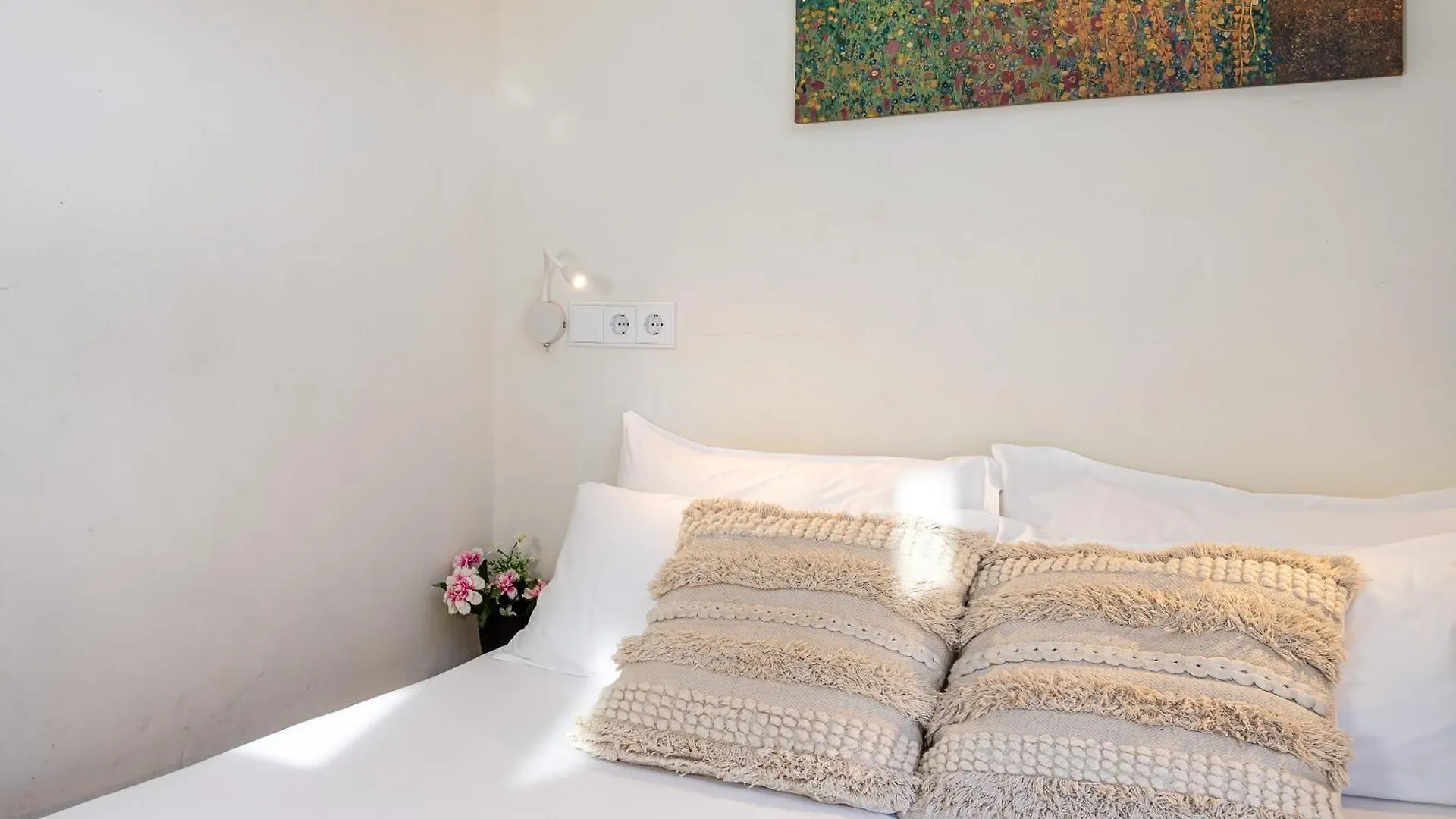 Apt 2 Romero Girona 0*,  Spain